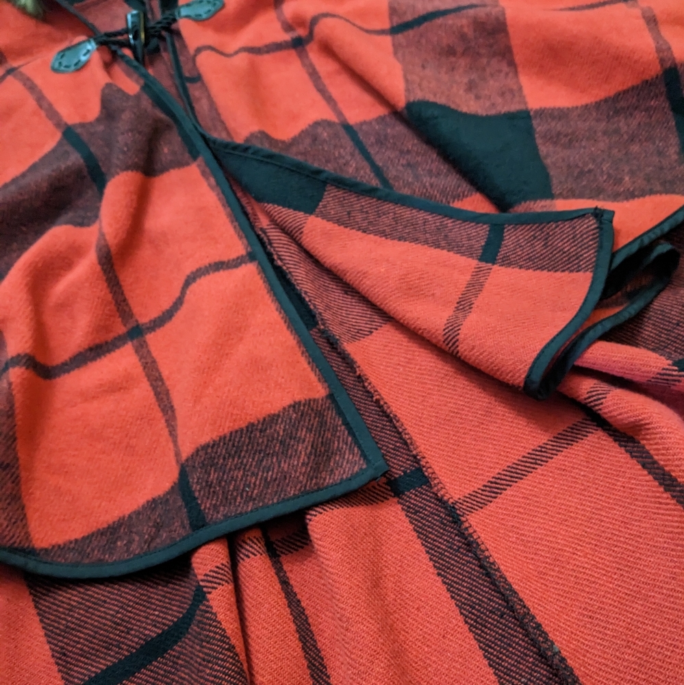 Hooded buffalo plaid symmetrical cape poncho red and black checkered - Picture 14 of 15